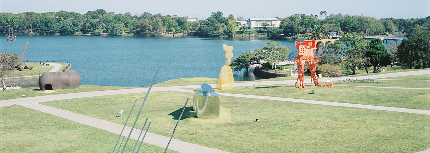 画像：湖の畔に設置された彫刻の数々